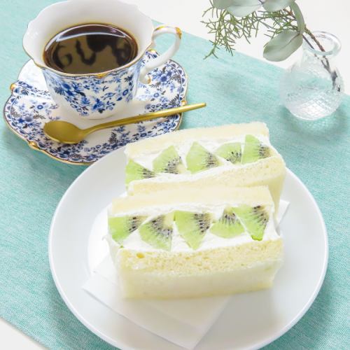 こだわりホイップとキウイの相性抜群！！贅沢感あふれるたっぷりキウイサンド★