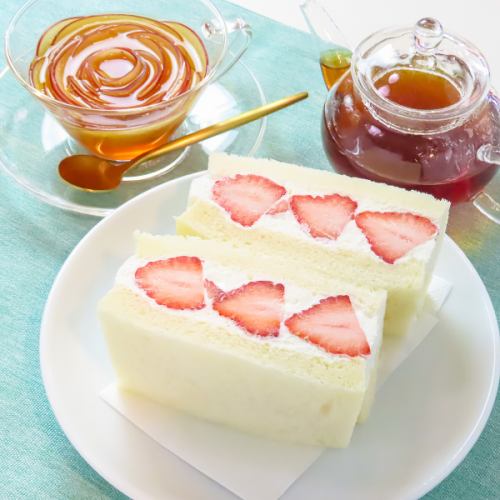 大粒いちごにときめくあまおうサンドと華やぐアップルローズティー♪