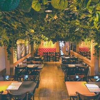 Why not enjoy casual beer dining in a relaxing space surrounded by greenery? We offer original craft beer and German cuisine made using traditional German methods and ingredients, in a comfortable atmosphere that will make you feel like you're at a friend's house.