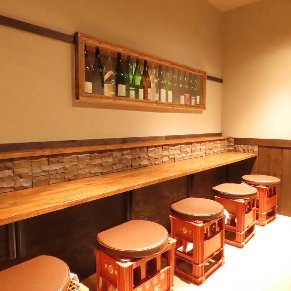 レンガと木のぬくもりを感じるカウンタ―が印象的な落ち着いた雰囲気の居酒屋。心地よい照明と香ばしい焼き鳥の香りが広がる空間でゆっくりとお酒、さらには席と席の感覚が少し近めなので会話も楽しめます。