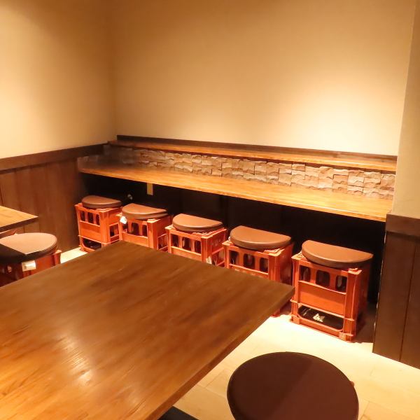 【さまざまなシーンにも対応!ひとり飲みも大歓迎◎】カウンタ―席に座れば炭火のぬくもりとともに一人時間を贅沢に味わえます。気軽に立ち寄れる「大人の隠れ家」として、今日も香り高い一本を丁寧にご用意しております。