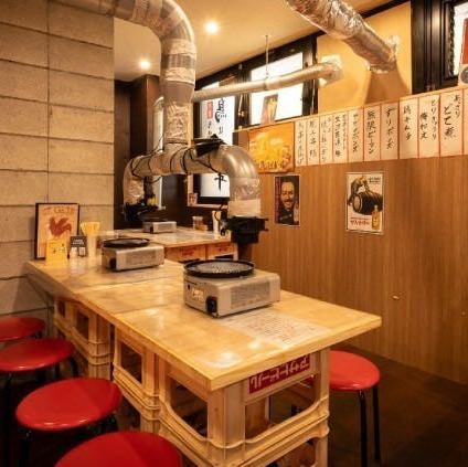 広々としたテーブル席は、少人数での飲み会から最大28名様のご宴会まで幅広く対応可能です。また、お一人様やデートに最適なカウンター席もご用意。どちらも仕事終わりのサクッと晩酌や女子会にぴったりです。周りを気にせず、美味しい鳥料理と豊富なお酒を囲み、思い思いの楽しいひとときをお過ごしいただけます。