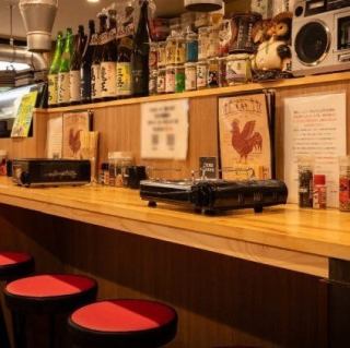 【カウンター席：8席】ふらっと気軽に立ち寄れる◎おひとりさまの晩酌におすすめ。気軽にふらっと立ち寄れる温かい雰囲気で、おひとりさまの晩酌にぴったりのお席です。大切な方とのデートにもおすすめ。出来立ての料理とお酒を楽しみながら、ゆったりとした時間をお過ごしいただけます。