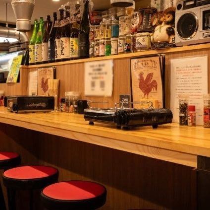 【カウンター席：8席】ふらっと気軽に立ち寄れる◎おひとりさまの晩酌におすすめ。気軽にふらっと立ち寄れる温かい雰囲気で、おひとりさまの晩酌にぴったりのお席です。大切な方とのデートにもおすすめ。出来立ての料理とお酒を楽しみながら、ゆったりとした時間をお過ごしいただけます。