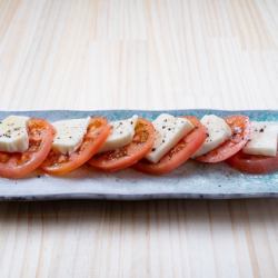 トマトとモッツァレラのカプレーゼ風