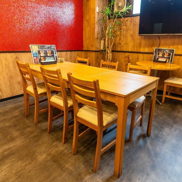 【8名様テーブル】ご家族でのお食事、仲間内でのお集まり等にもおすすめのテーブル席です。