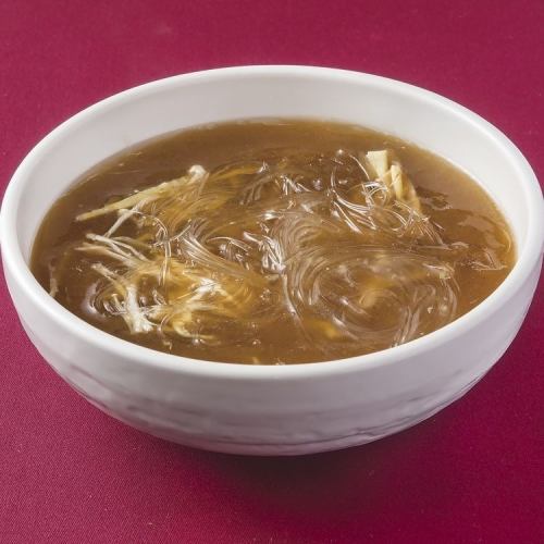 フカヒレ入りピリ辛スープ／フカヒレスープ／プカヒレ入りと卵白のとろみスープ