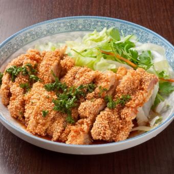 닭 허벅지 고기의 향기 튀김 특제 소스 뿌려/닭고기 튀김