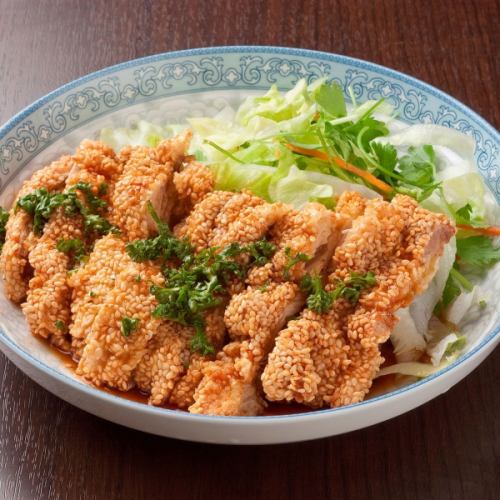 닭 허벅지 고기의 향기 튀김 특제 소스 뿌려/닭고기 튀김