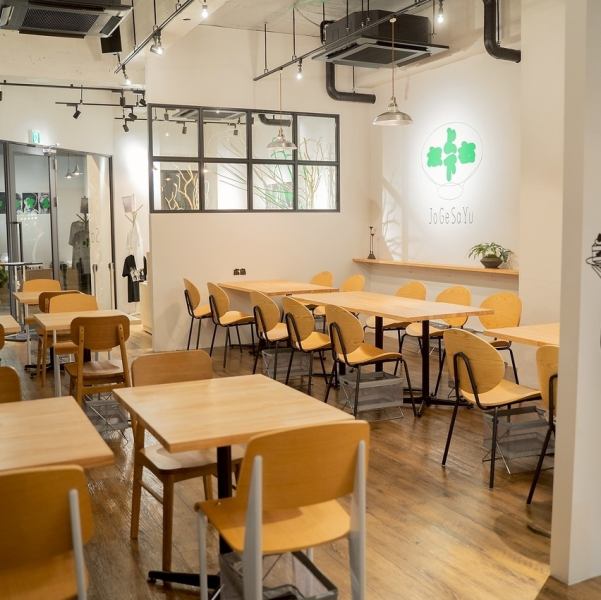 木のぬくもりを感じる店内！ランチ、カフェ、ディナーなど様々なシーンでご利用いただけます。