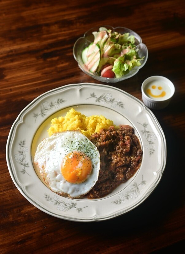 キーマカレー1300円(税込)はサラダとヨーグルトがついて満足度◎