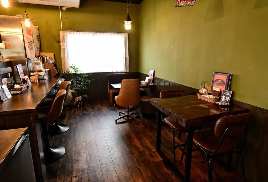 昔ながらの喫茶店の雰囲気が漂う店内は、日常の喧騒を忘れてゆっくりとお寛ぎいただける空間です！当店自慢の手作りスイーツやこだわりのドリンクと共に、ホッと落ち着く素敵なランチやカフェタイムをお過ごしください◎