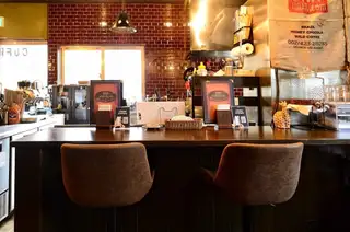 【5名様×1】お一人様でも寛げるカウンター席をご用意!昔ながらの喫茶店の雰囲気を味わえるお店は、日常の喧騒を忘れてゆっくりとお寛ぎいただける空間です◎充実したモーニングで優雅な朝の時間をお楽しみください♪