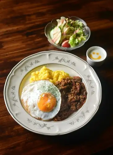 充実のサイドメニュー付き♪ボリューム満点なランチ◎