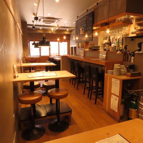 店内は落ち着いた雰囲気で、皆様に心地よいひとときをお楽しみいただけるようにデザインされています。2組までワンちゃんと一緒にご来店いただけますので、お散歩ついでにもぜひご来店ください♪週末は14時からオープンしており、昼飲み利用も大歓迎です◎