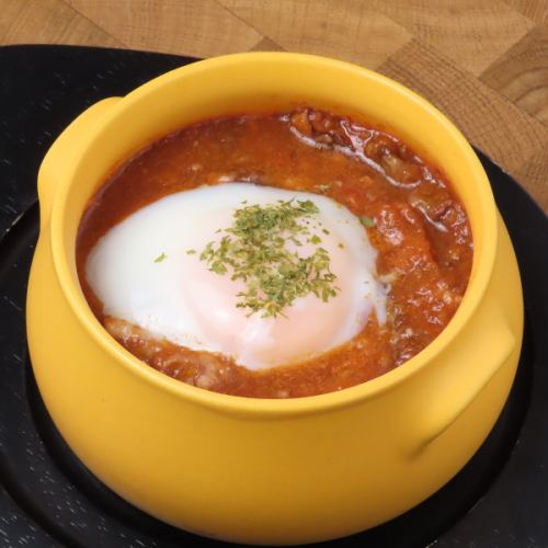 【洋風牛すじ煮込み】チーズや温玉のトッピング◎バケットと一緒にご堪能ください！