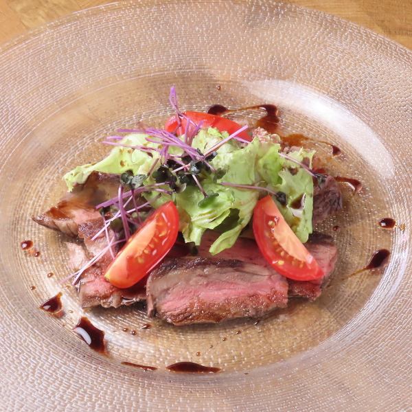 【国産牛のタリアータ】厳選した国産牛にバルサミコドレッシングをたっぷりかけた贅沢な一品です◎