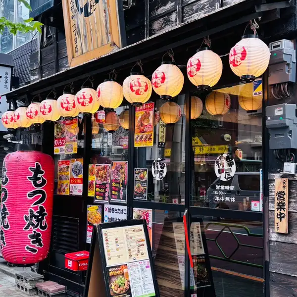 【お一人様大歓迎】ふらっと立ち寄りやすいカウンター席をご用意！目の前で焼き上がる串の香りを楽しみながら、気ままなちょい飲みを満喫できます。お仕事帰りのサクッと一杯や、しっぽり一人酒にも最適。アットホームで居心地の良い空間です。