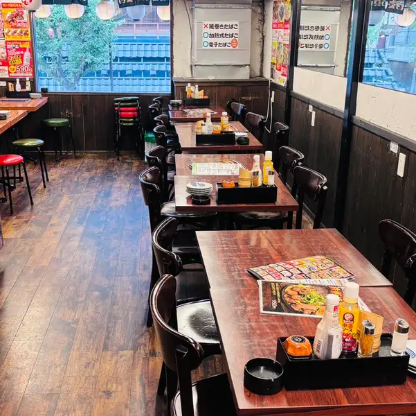 【貸切は最大32名様まで】30名様から店舗貸切のご相談も承ります！一体感のある空間は、忘新年会や歓送迎会、会社の大規模な打ち上げなどに大活躍。周囲を気にすることなく、皆様でワイワイと大いに盛り上がれます。人数やご予算など、お気軽に店舗までご相談ください。