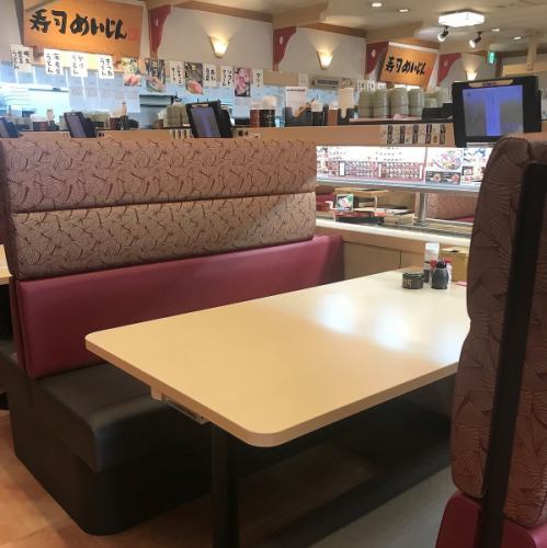 <p>広々としたテーブル席は、椅子がソファーなのも嬉しいポイント♪なにかと荷物が多くなりがちなお子様連れや、お買い物帰りにも◎季節のおすすめフェア等も随時開催♪大分生まれの寿司めいじんは、地元の食材や回転寿司の枠にとらわれないメニューを自信を持ってご提供しています。お腹が空いたら寿司めいじんへ是非どうぞ!</p>