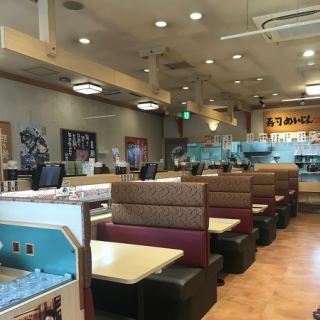 様々なシーンに使えるテーブル席を豊富にご用意しております。