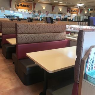 広々としたテーブルでお食事をお楽しみください!