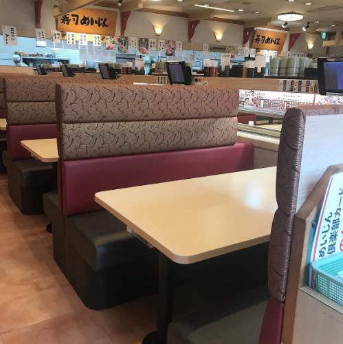 広々としたテーブルでお食事をお楽しみください!