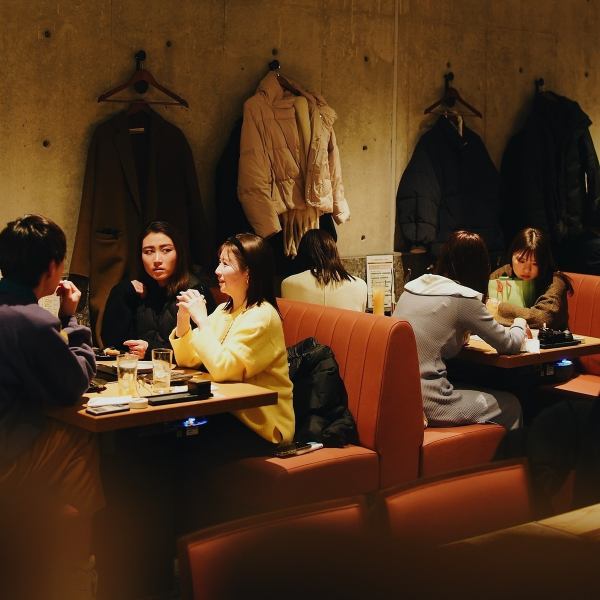 ゆったりとしたソファ席もご用意！3名様以上で飲み放題付きコースもご用意しております。