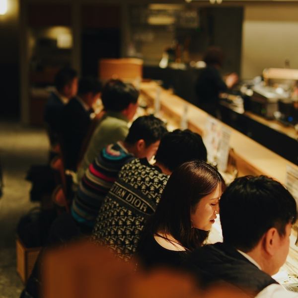 【4名テーブル席】小柄な方でしたら5名様もお座りいただけるお席。女子会や各種ご宴会に多くご利用いただいております。