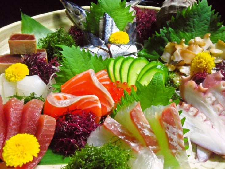 There are many dishes that can taste the seasons of Setouchi seafood and local sake that suits it.