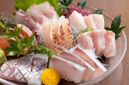 从全国各地市场直送的生鱼片和新鲜鱼类菜肴！
