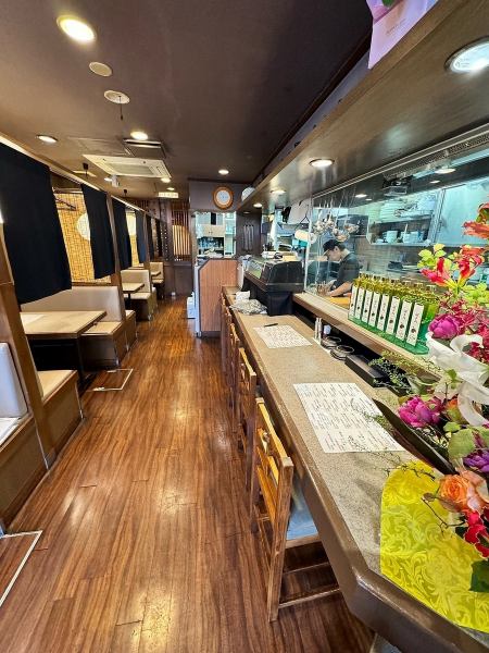 ホッと落ち着ける空間で専門店ならではの旬味を楽しむ。小上がり、カウンター、など席タイプあり。