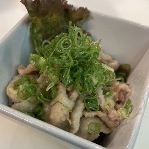 新鲜煮熟的鸡皮配柚子醋