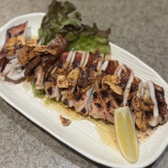 用大蒜、黄油和酱油烤制的鱿鱼排