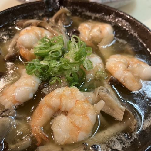 虾和夏季蔬菜蒜蓉酱