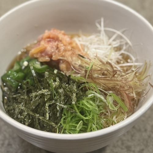 配料丰富的冷面