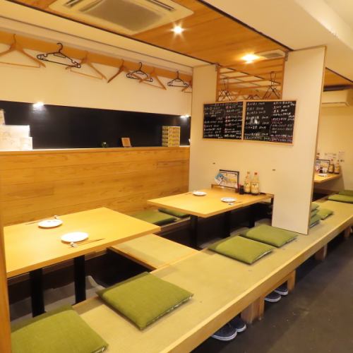 <p>最大16名様までの掘りごたつ席もございます。少人数のご宴会やご家族でのお食事など様々なシーンに対応可能！</p>