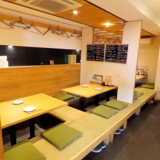 掘りごたつ式の座敷もございます。真ん中の敷居を動かし貸切も可能です。