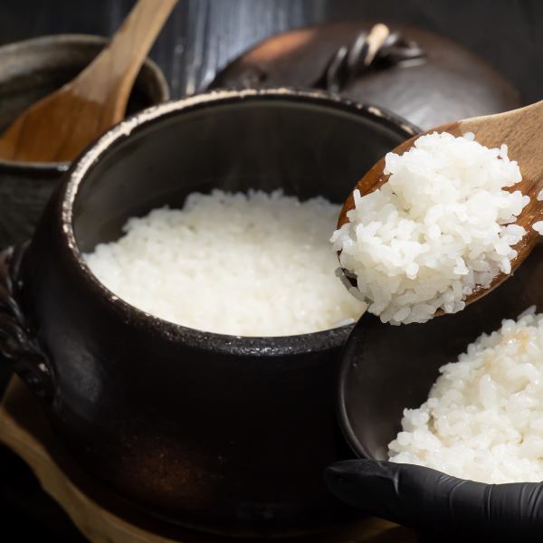 【炊きたてを贅沢に】ふっくら艶やか、極上の「銀シャリ」。土鍋の香りとお米の甘みが肉の旨味を引き立てる