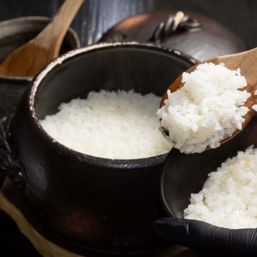【炊きたてを贅沢に】ふっくら艶やか、極上の「銀シャリ」。土鍋の香りとお米の甘みが肉の旨味を引き立てる