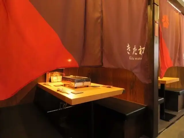 【半個室:テーブル席2名~ご利用可能】3密対策!当店では隣のお席との間を仕切った半個室のお席をご用意しております。何といっても焼肉は換気設備抜群!向かい合ってお食事して頂いても、煙が充満しないためのダクトが間にございますので安心安全です☆活気あふれる店内で焼肉をお楽しみください♪