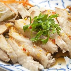 Spicy chicken with lemon and herb sauce "Gai Manao"