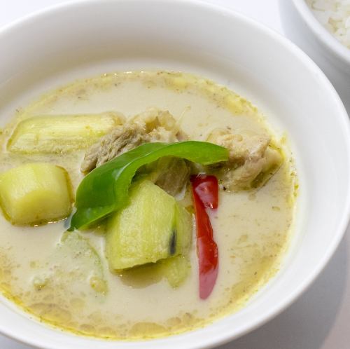 Chicken and Eggplant Green Curry "Gaeng Kyou Waan"