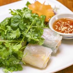 Fresh spring rolls covered in coriander! "Popiah Coriander" 1 roll