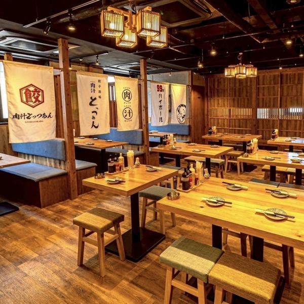 【赤羽駅周辺の仲間内飲み会は自信あり◎】飲み放題付きコース2500円～。食べ飲み放題2750円～。単品飲み放題555円～！！空間よし、味良し、ドリンク早い！そんなお店を全員で目指しています♪赤羽駅周辺での女子会、合コン、会社宴会、仲間との飲み会は個室/半個室完備の餃子酒場 肉汁とっつぁん赤羽店にお任せ◎