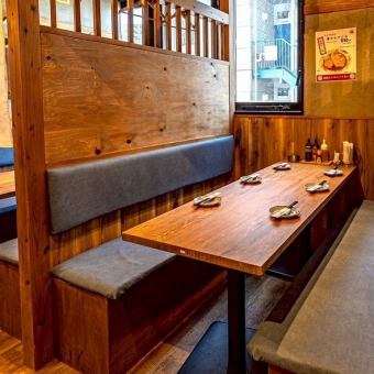 オープン席ではベンシートのお席もご用意しております♪デートや女子会などにもピッタリのお席です！