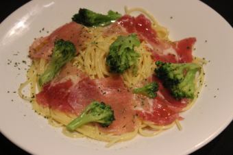 Ham and broccoli oil pasta