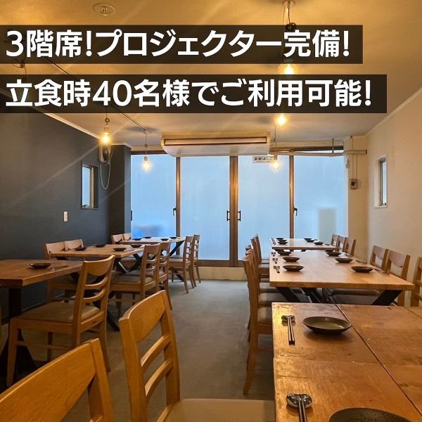 店舗のインテリアは洗練されたモダンなデザインと、日本の伝統的な和のテイストが絶妙に融合しています。木の素材感や和の装飾が随所に配置され、シックながらも温かみのある雰囲気を持つ空間が広がっています。