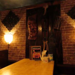 異国情緒あふれる女子会にぴったりのテーブル席をご用意しています♪4名様でご利用いただけるテーブル席は、ムーディーなライトアップと細部までこだわった幻想的な空間で、居心地の良さを追求しています。まるで海外旅行に来たかのような雰囲気の中、美味しい料理と共に会話が弾む、素敵な女子会をお楽しみいただけます◎