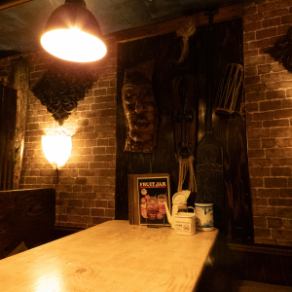 当店ならではの独創的な雰囲気の中で、印象に残るお食事会を楽しめるテーブル席。控えめの照明がお洒落な内装を静かに照らし、喧騒を忘れさせてくれます◎落ち着いた空間はデートや少人数のお食事にもおすすめ。時期によって変わる店内の装飾も魅力的でいつ訪れても新しい発見があり、心地よい時間をお過ごしいただけます♪